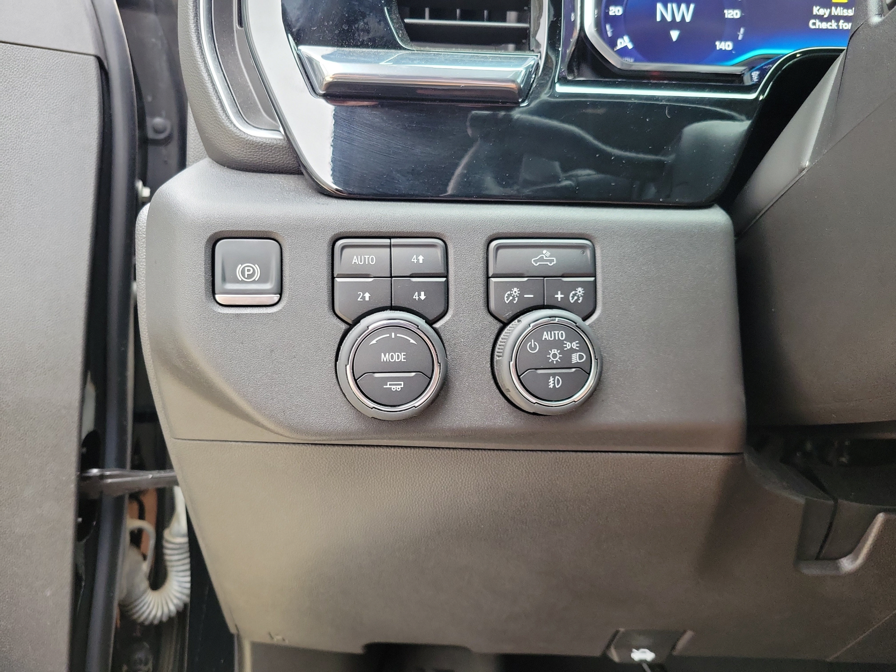 Used 2024 Chevrolet Silverado 1500 LT Trail Boss w/ Convenience Package II AWD/4WD image 7