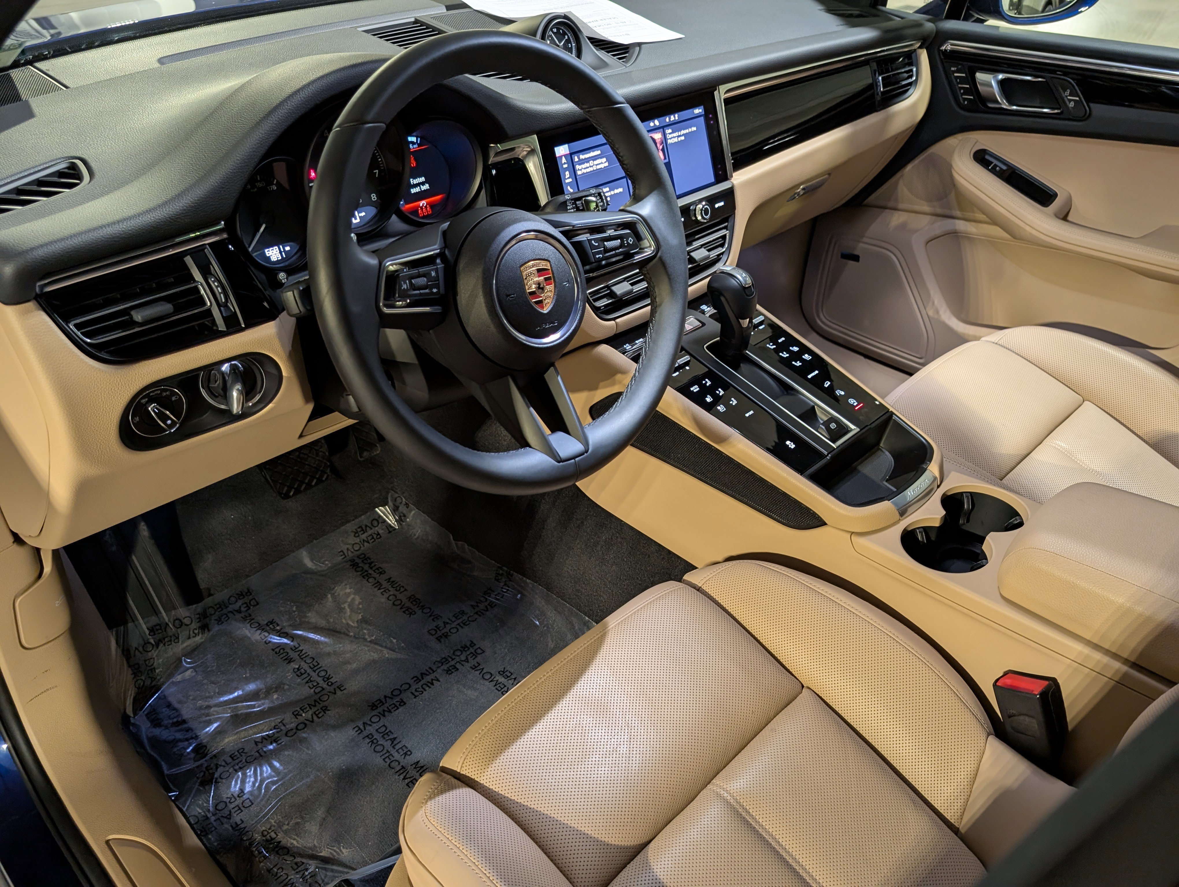 Certified 2025 Porsche Macan image 4