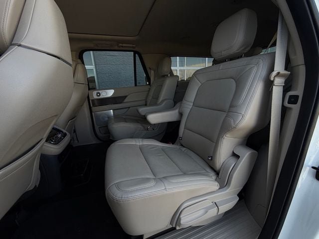 Used 2021 Lincoln Navigator L Reserve w/ Luxury Package RWD image 21