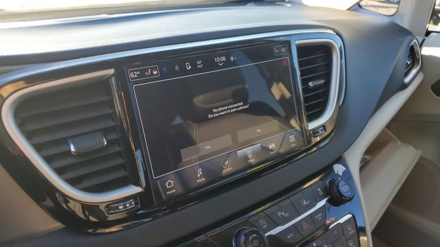 Certified 2024 Chrysler Pacifica Touring-L image 15