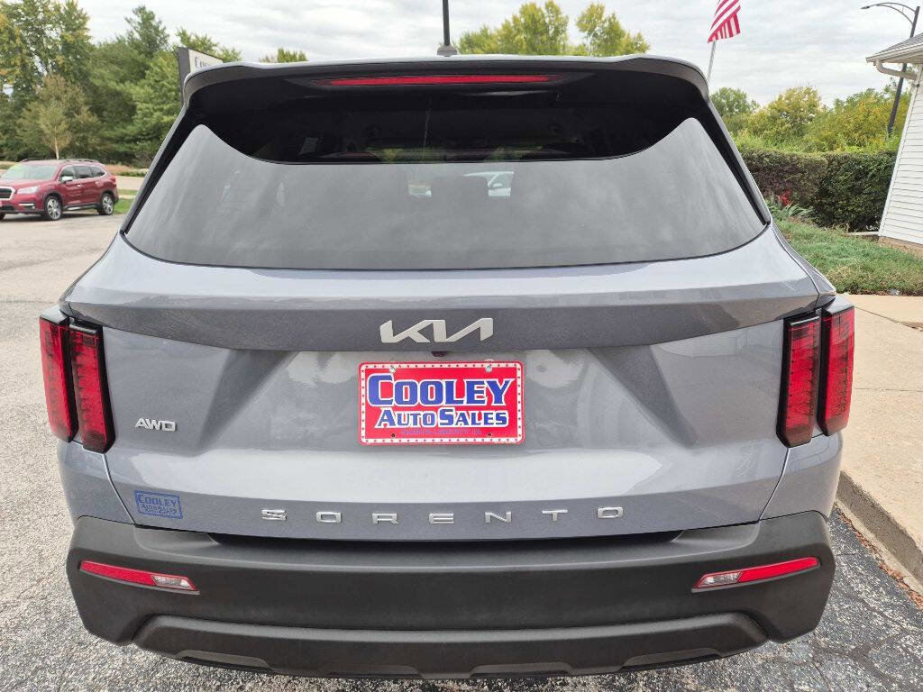 Used 2022 Kia Sorento LX image 4