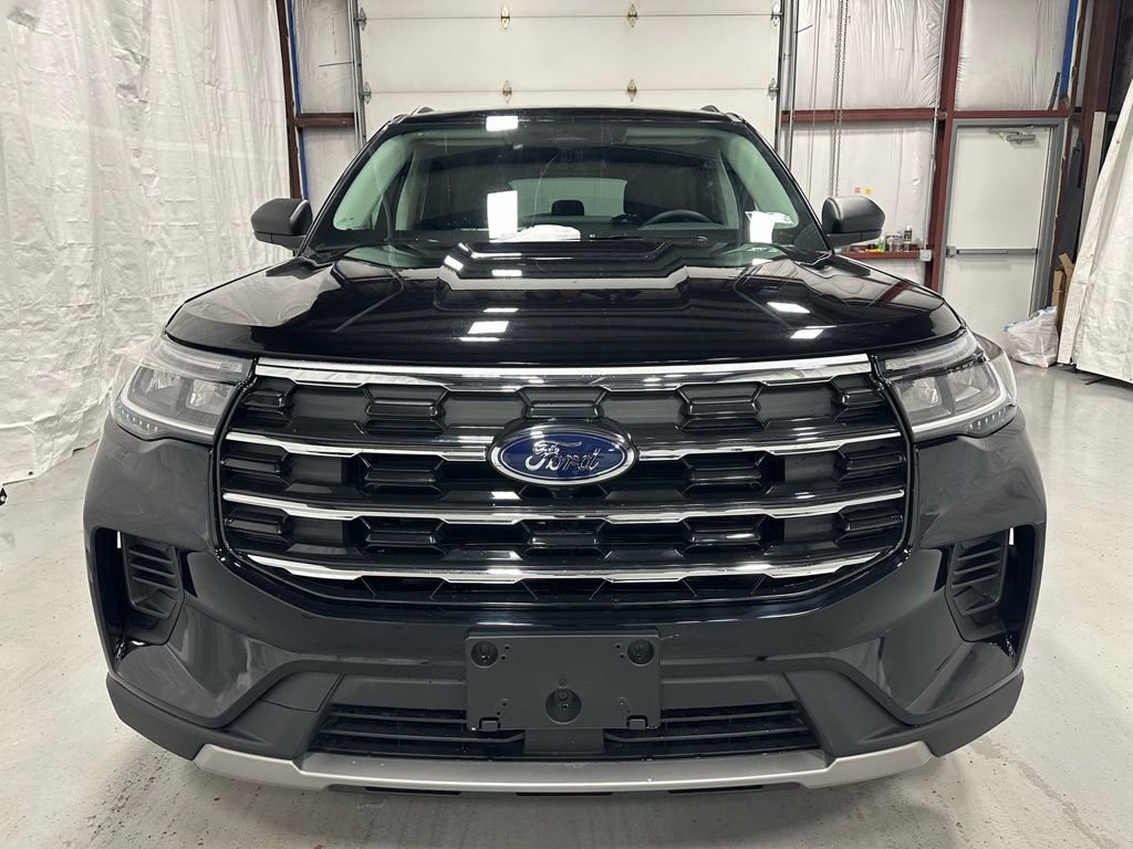 Used 2025 Ford Explorer Active AWD/4WD image 2