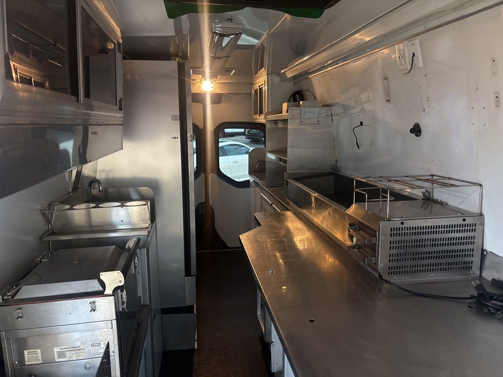 Used 2020 Mercedes-Benz Sprinter 4500 image 32