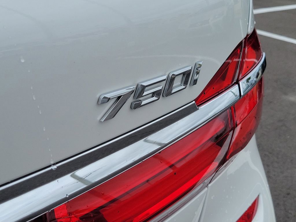 Used 2019 BMW 750i w/ Executive Package image 12