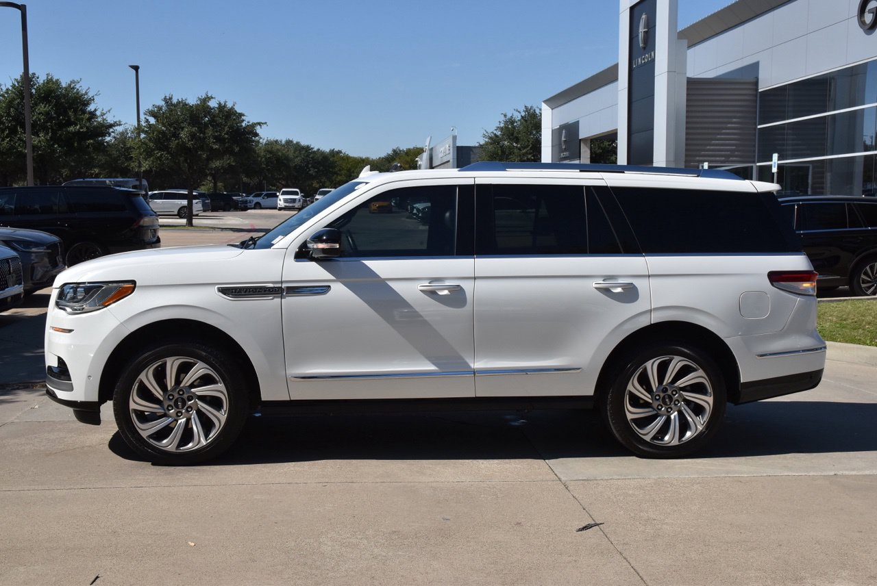 Used 2023 Lincoln Navigator 2WD image 12