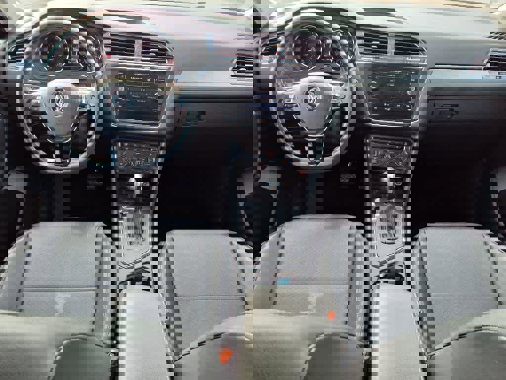 Used 2021 Volkswagen Tiguan SE image 10
