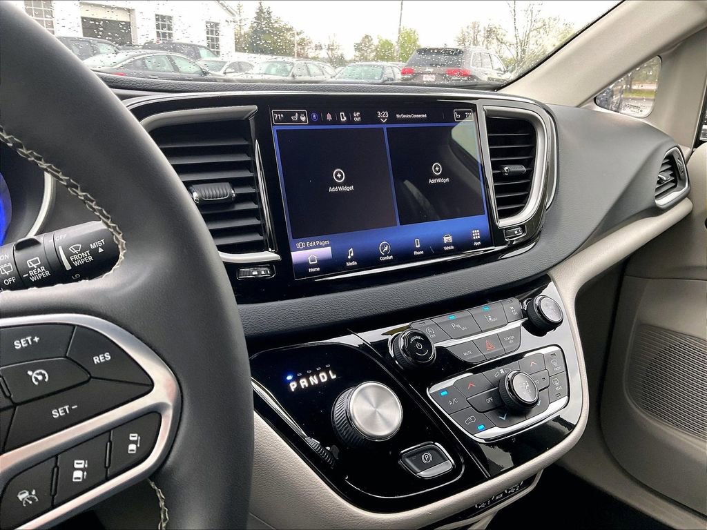 Used 2023 Chrysler Pacifica Touring-L FWD image 19