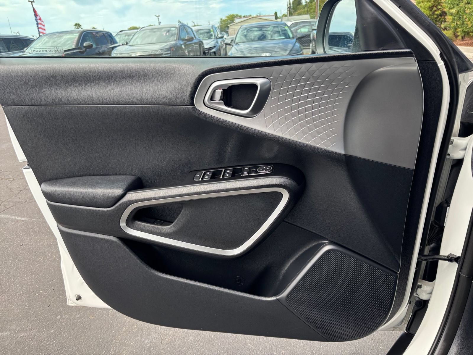 Used 2025 Kia Soul LX w/ LX Technology Package FWD image 18