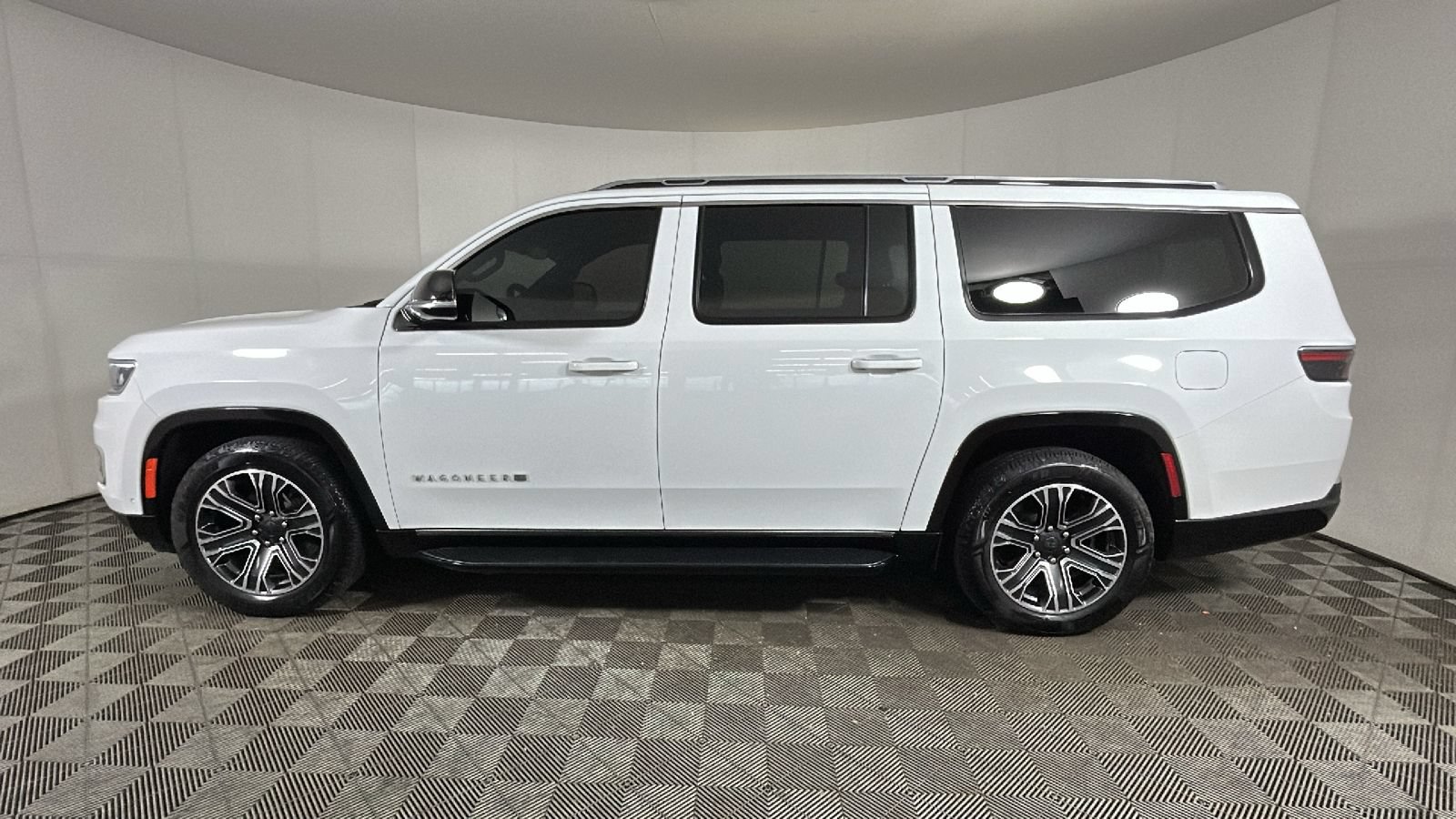 Used 2023 Jeep Wagoneer L Series II AWD/4WD image 6