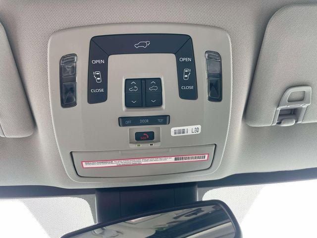 Used 2023 Toyota Sienna XLE FWD image 32