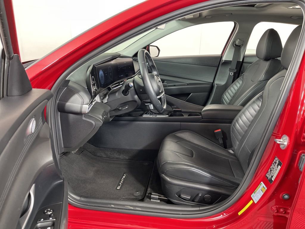 Used 2022 Hyundai Elantra Limited w/ Preferred Accessory Package image 23