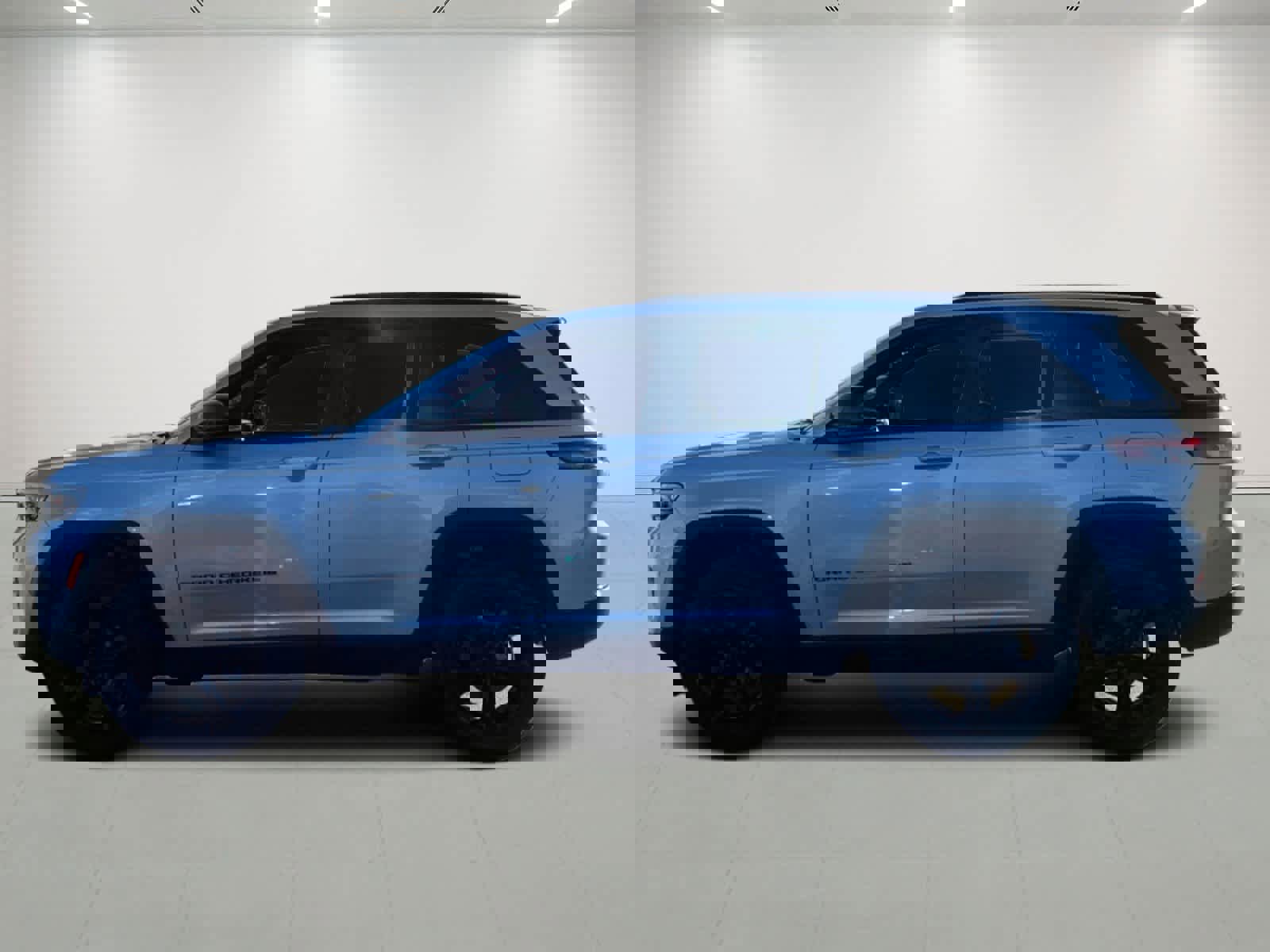 Used 2023 Jeep Grand Cherokee Altitude image 3