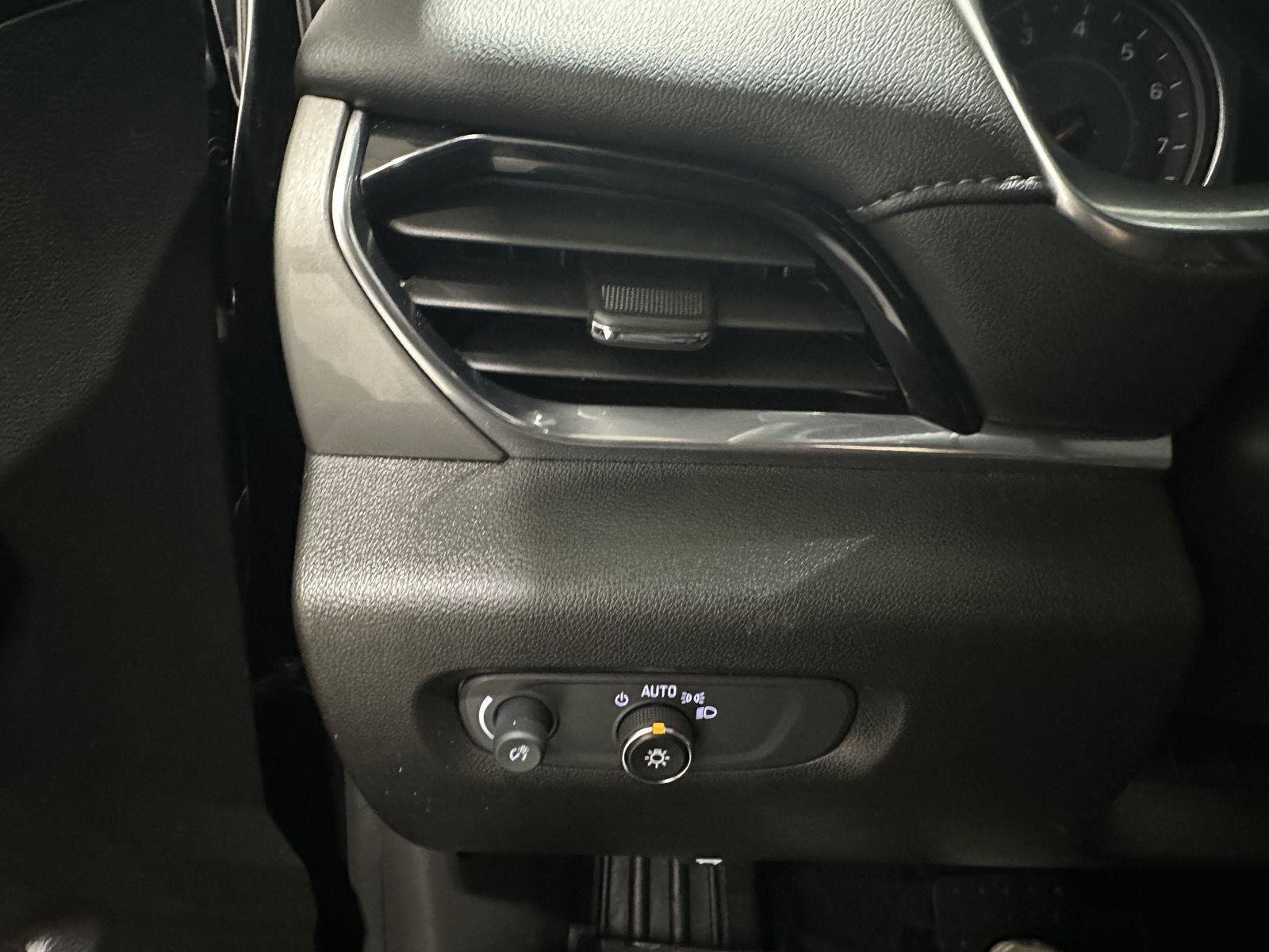 Used 2022 Chevrolet Traverse LT w/ LPO, Floor Liner Package AWD/4WD image 15