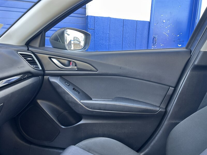 Used 2015 MAZDA MAZDA3 i SV FWD image 11