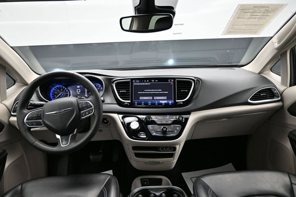 Used 2023 Chrysler Pacifica Touring-L FWD image 12