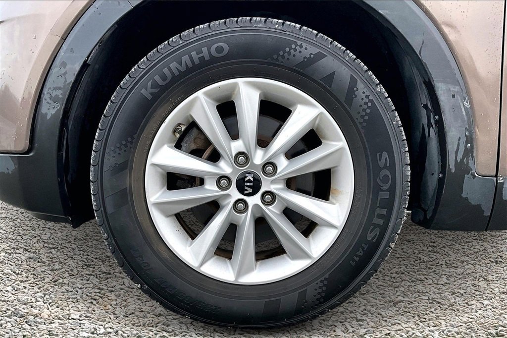 Used 2019 Kia Sorento LX image 9