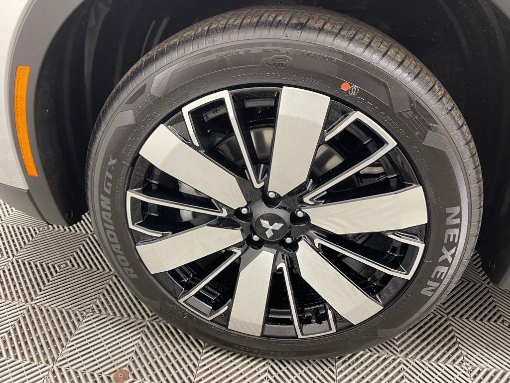 New 2025 Mitsubishi Outlander SE image 35