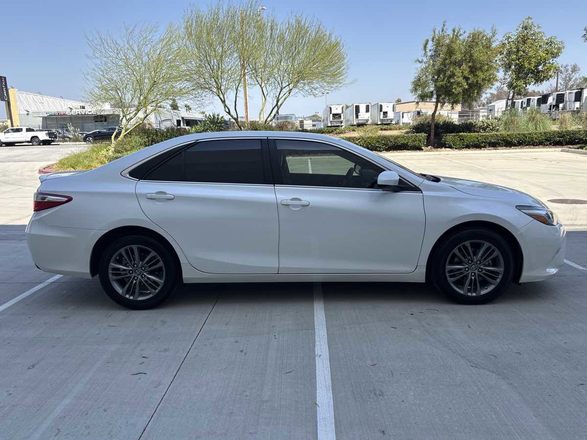 Used 2017 Toyota Camry SE FWD image 2