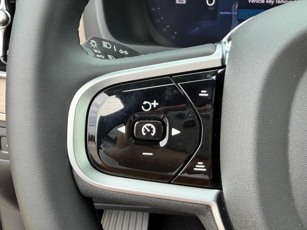 New 2026 Volvo XC90 B6 Plus w/ Protection Package Premier AWD/4WD image 19