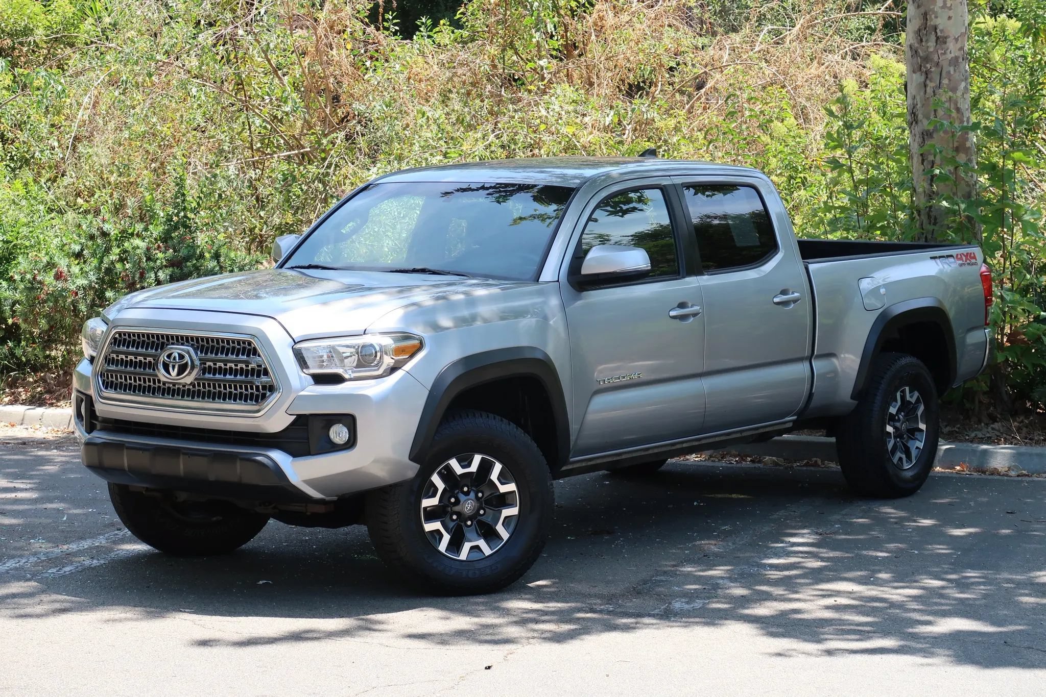 Used 2017 Toyota Tacoma TRD Off-Road w/ Tow Package AWD/4WD image 4