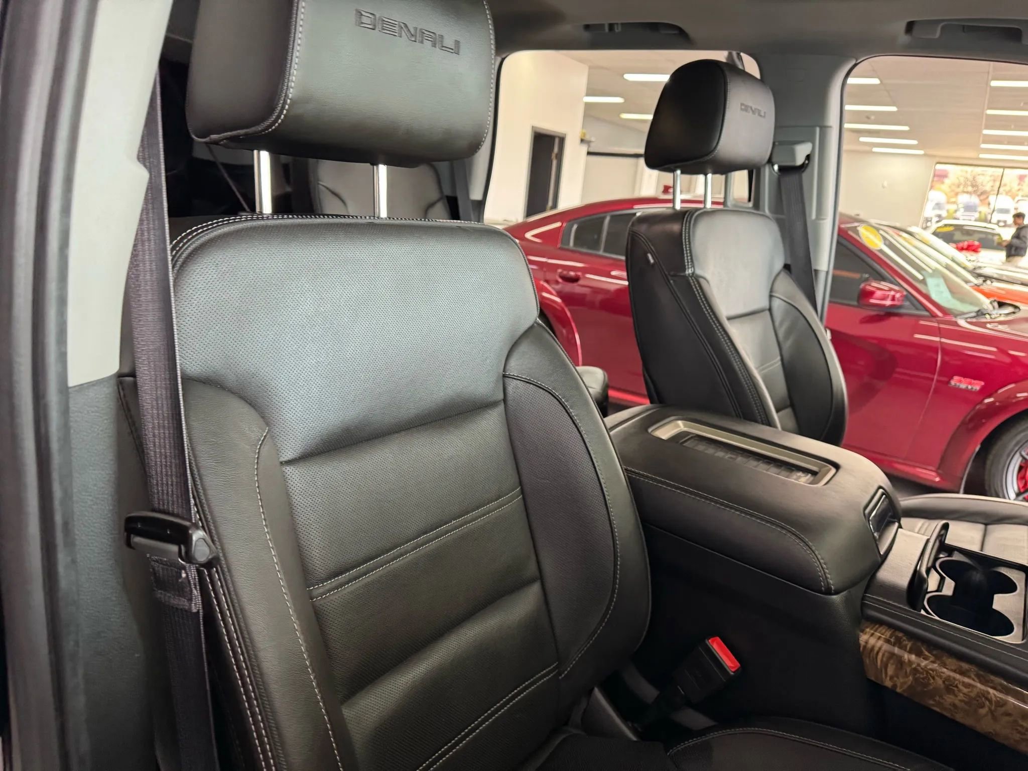 Used 2016 GMC Yukon Denali w/ Enhanced Security Package image 14