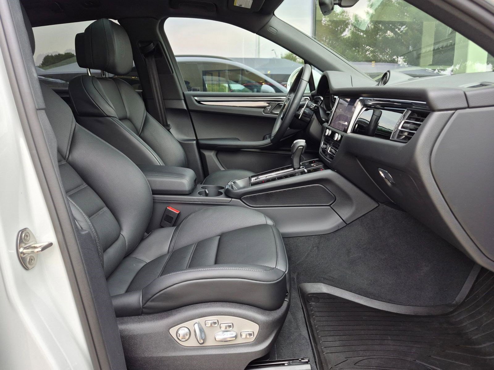 Certified 2026 Porsche Macan AWD/4WD image 25