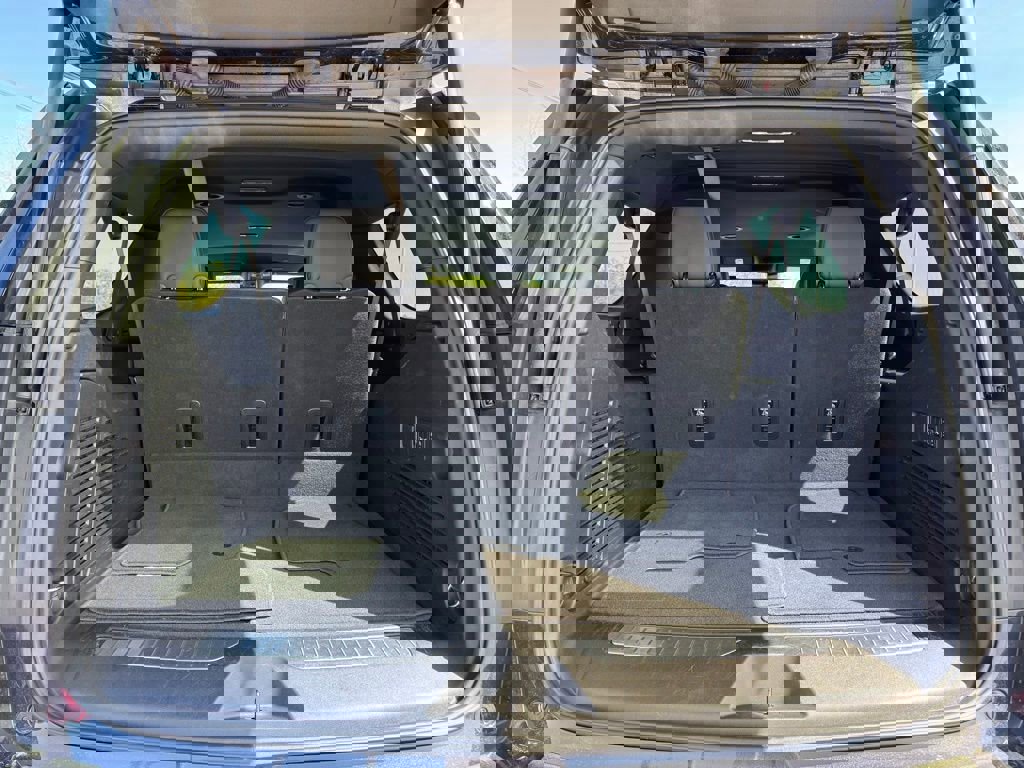 Used 2025 Chevrolet Suburban Premier image 38