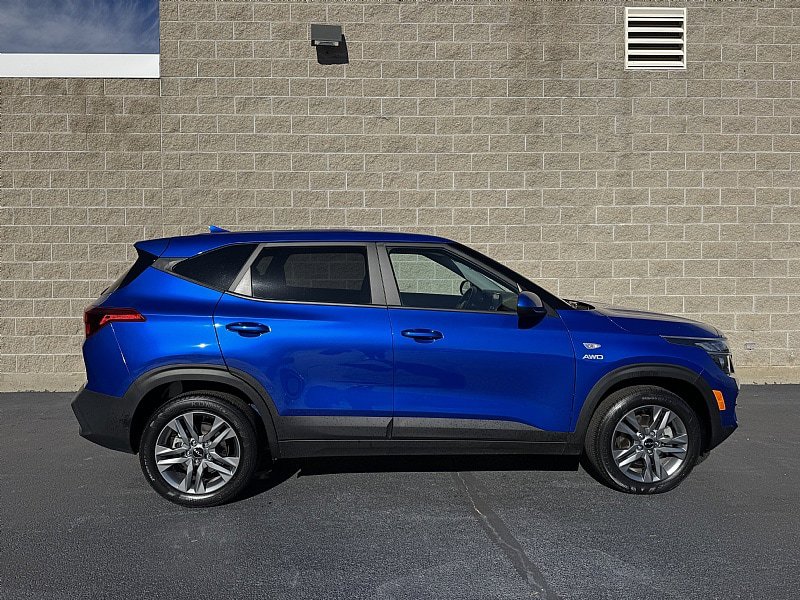 Used 2023 Kia Seltos LX AWD/4WD image 2