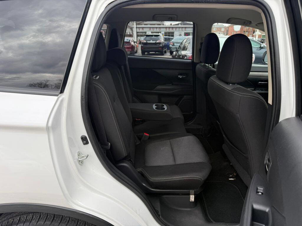 Used 2016 Mitsubishi Outlander SE image 26