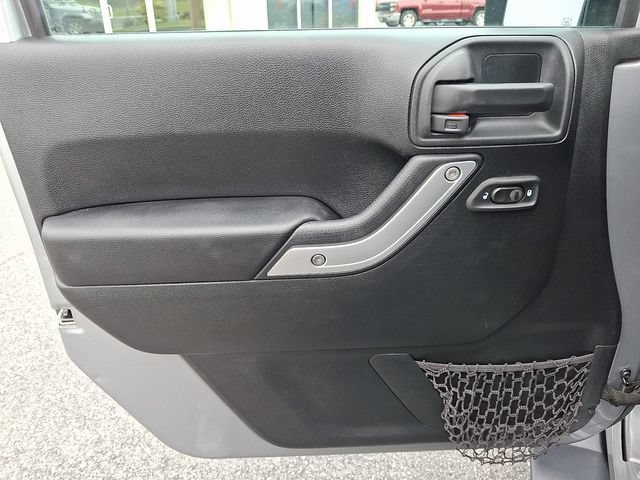 Used 2017 Jeep Wrangler Unlimited Sahara w/ Connectivity Group AWD/4WD image 12