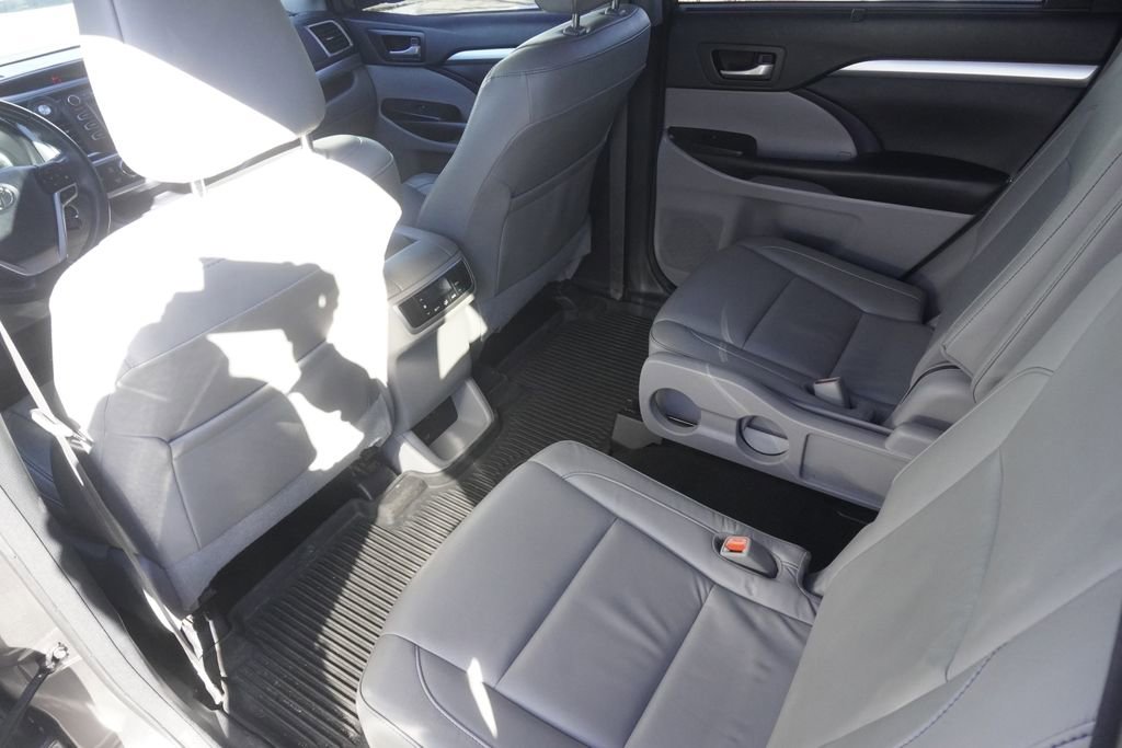 Used 2018 Toyota Highlander XLE image 29