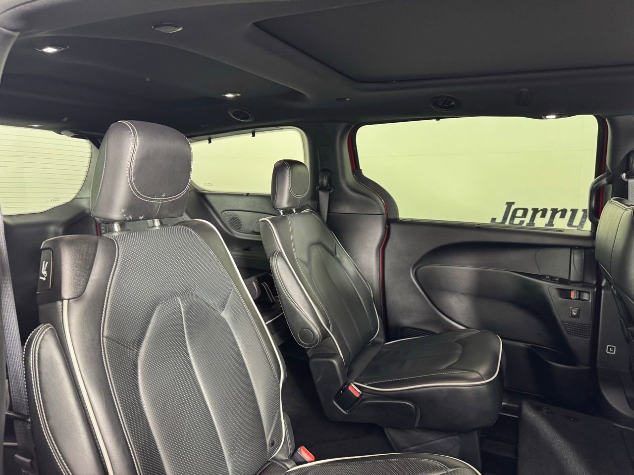 Used 2025 Chrysler Pacifica Limited image 30