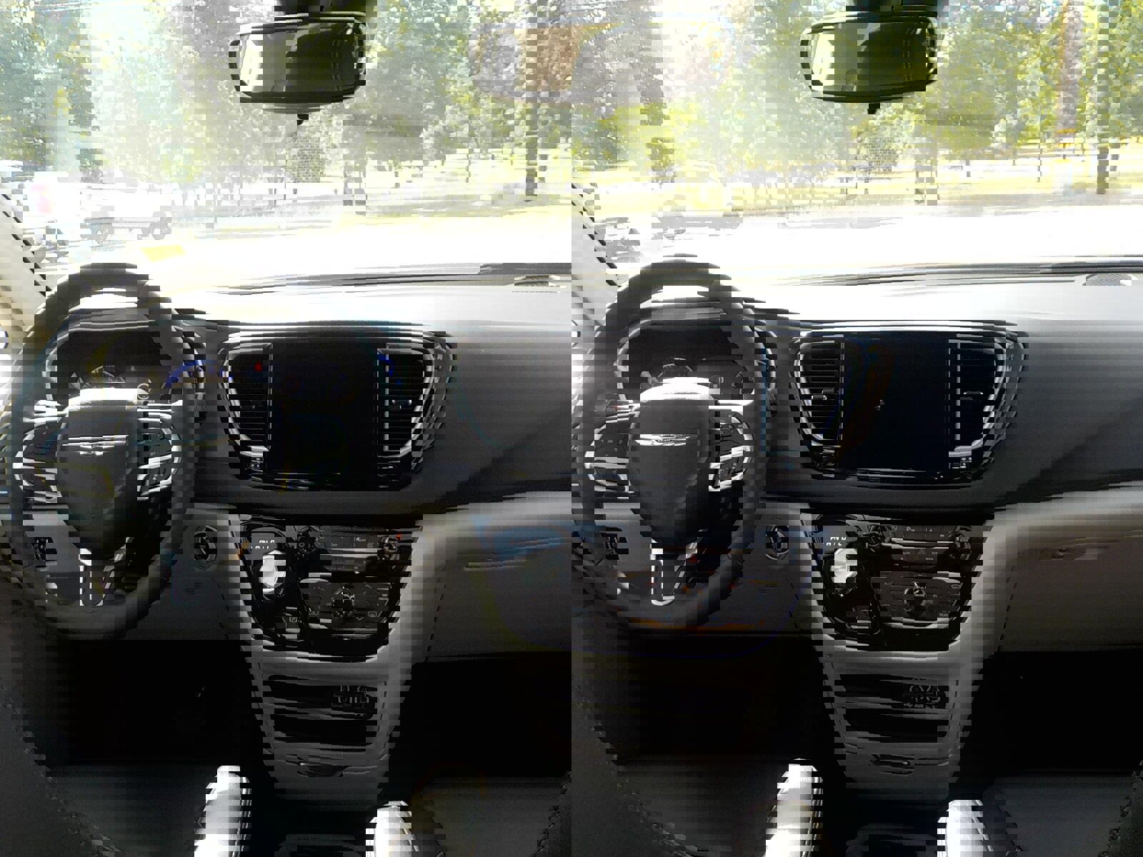 Used 2023 Chrysler Pacifica Touring-L image 19