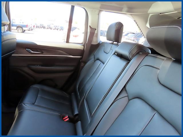 Used 2023 Jeep Grand Cherokee Limited w/ Black Appearance Package AWD/4WD image 10