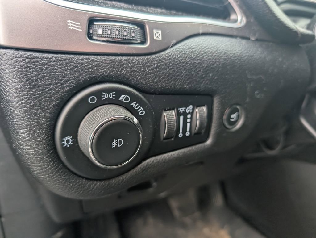 Used 2021 Jeep Cherokee Latitude Lux w/ Sun & Sound Group image 17