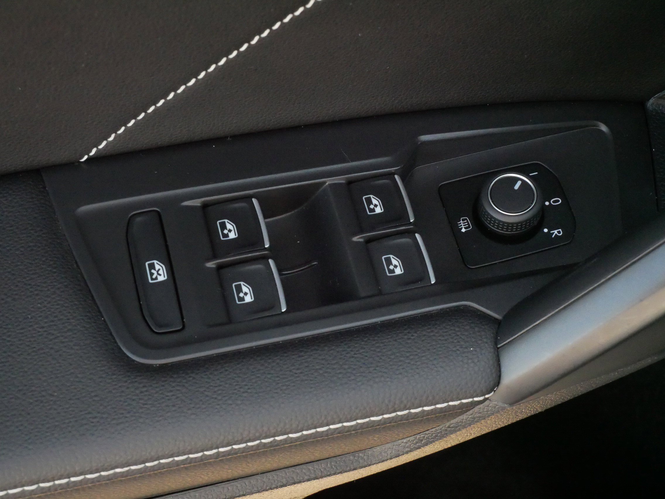 Certified 2023 Volkswagen Tiguan SE R-Line image 19