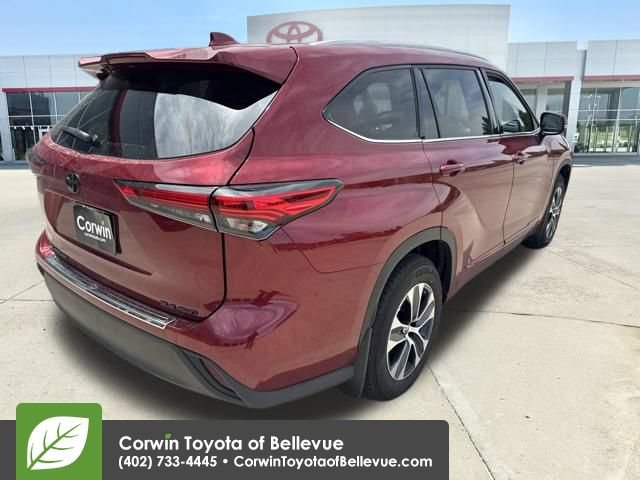 Used 2022 Toyota Highlander XLE AWD/4WD image 9