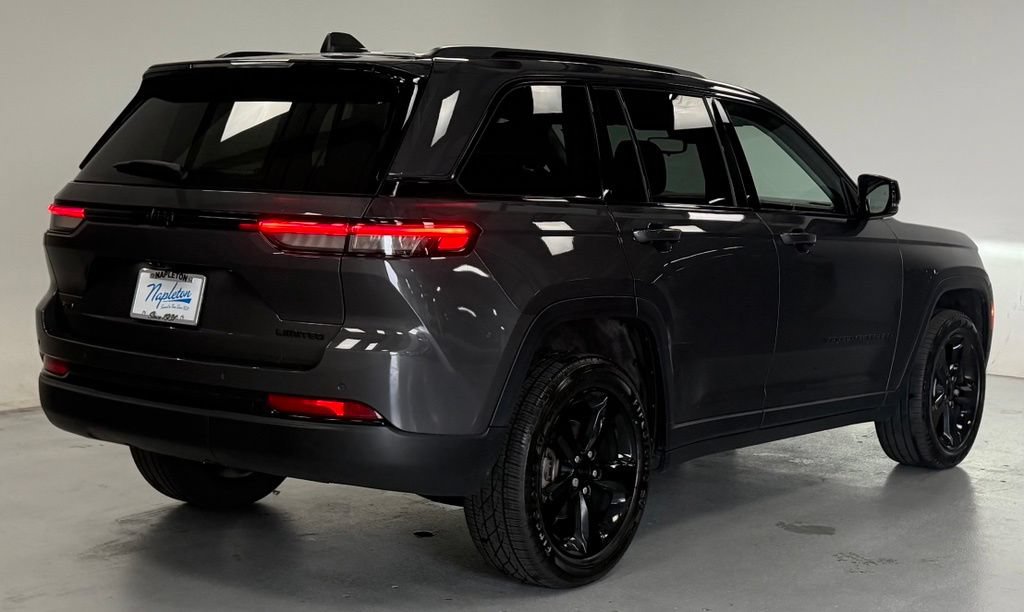 Used 2023 Jeep Grand Cherokee Limited w/ Black Appearance Package AWD/4WD image 3