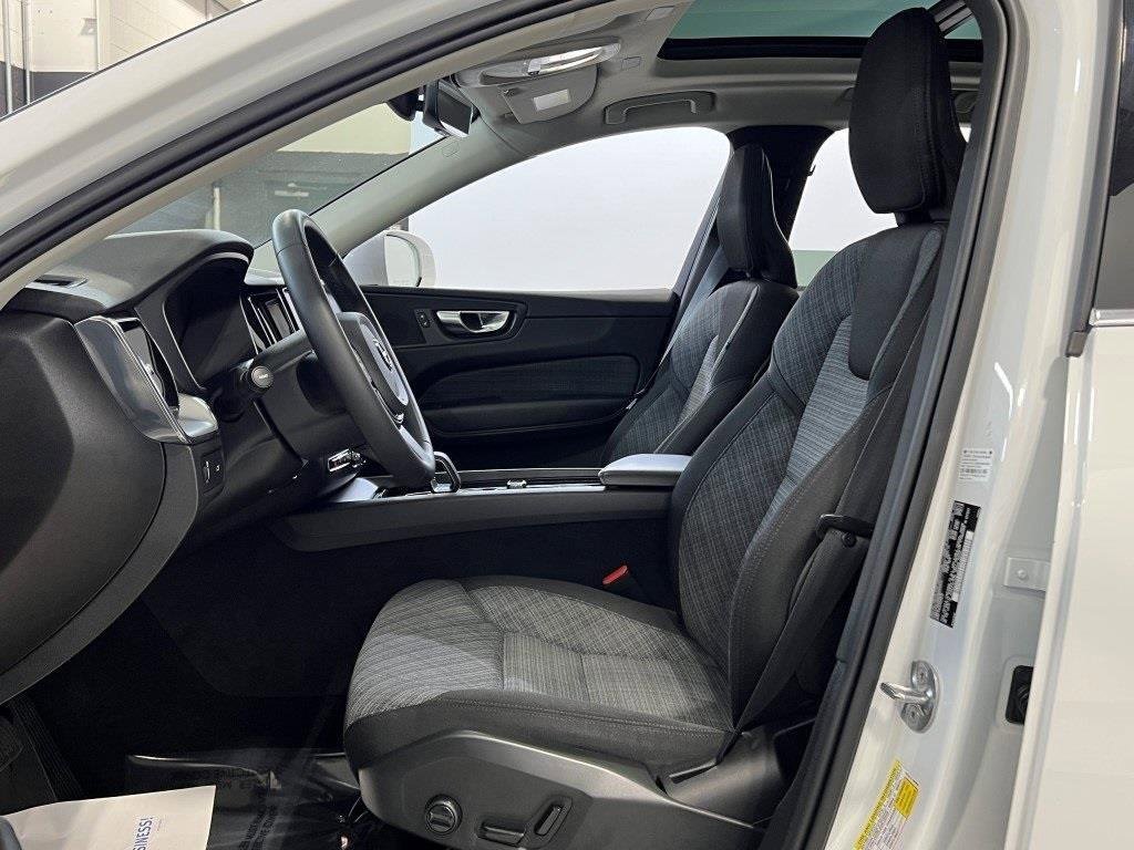 Used 2022 Volvo XC60 B5 Momentum image 22