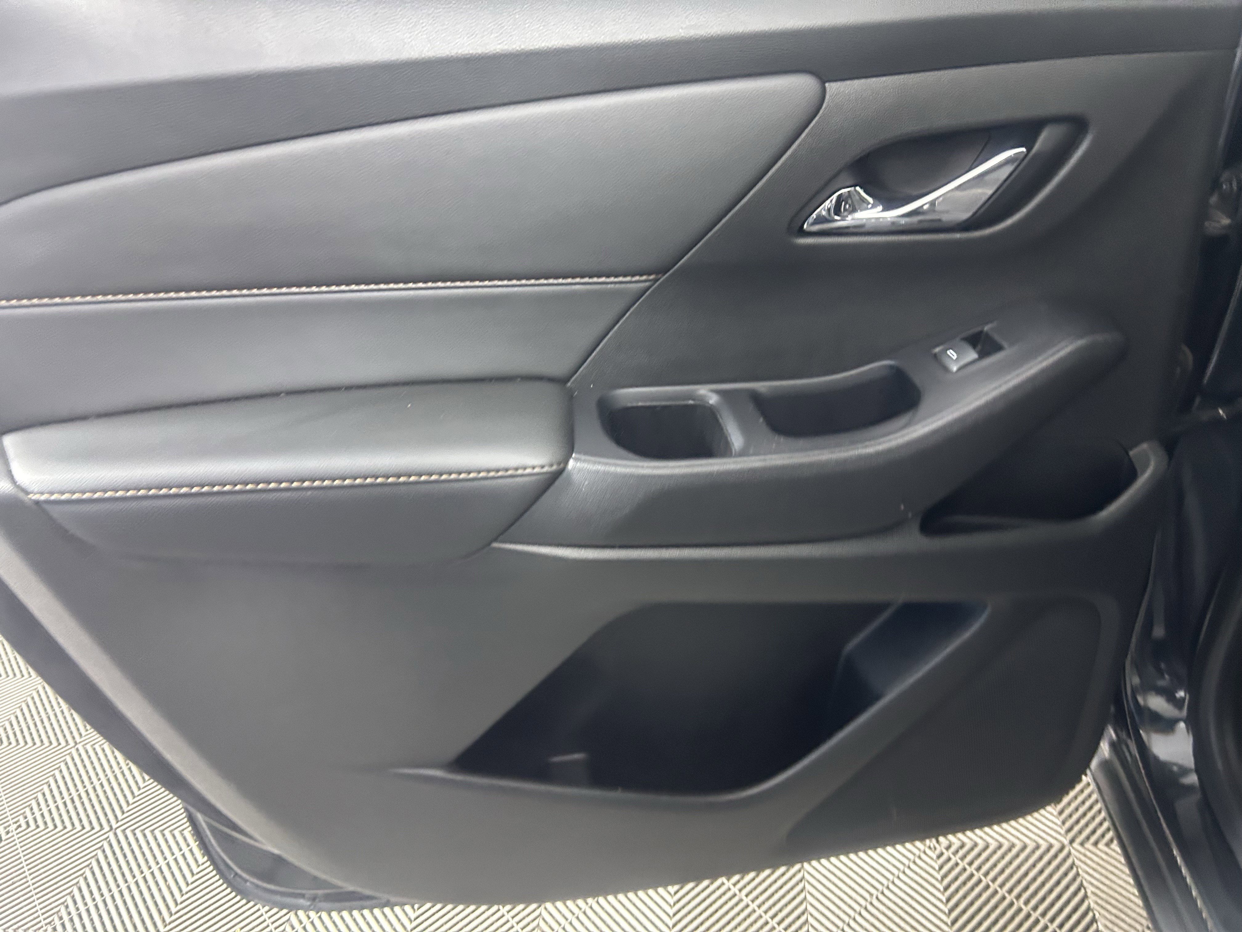 Used 2020 Chevrolet Traverse LT image 39