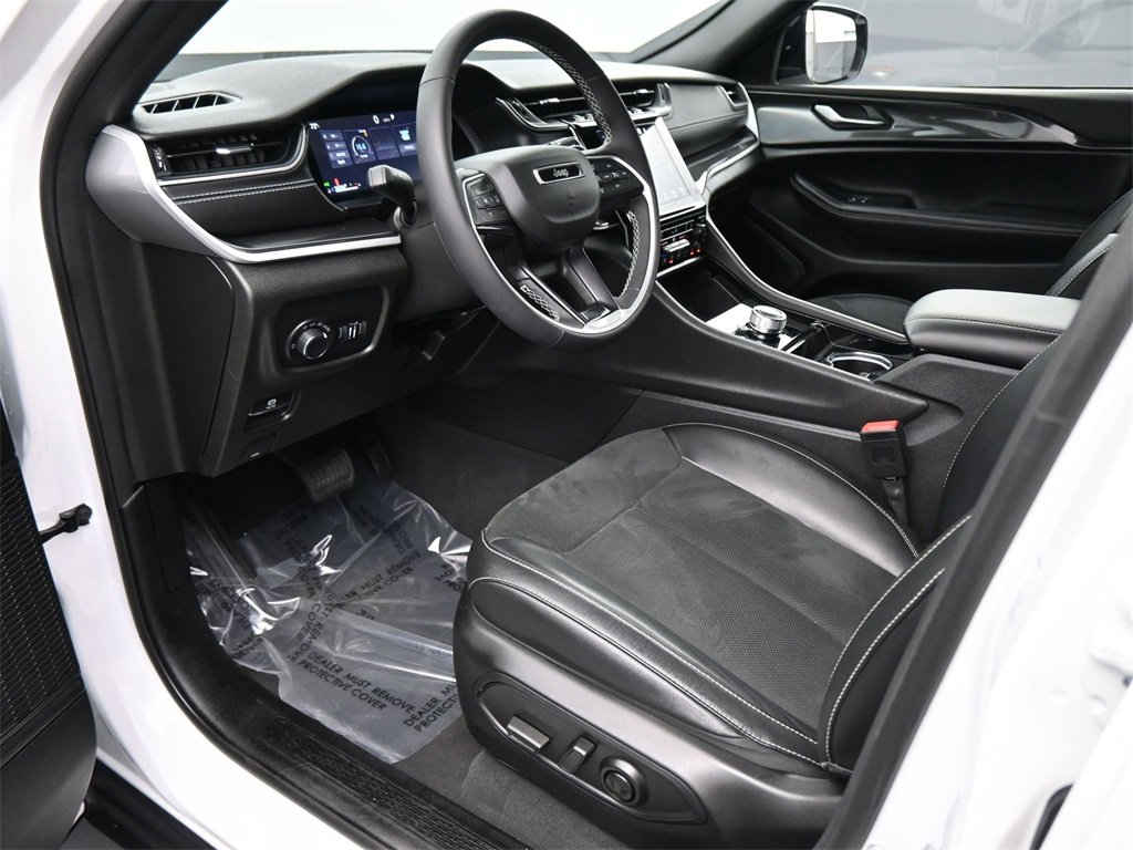 Used 2023 Jeep Grand Cherokee Altitude image 2