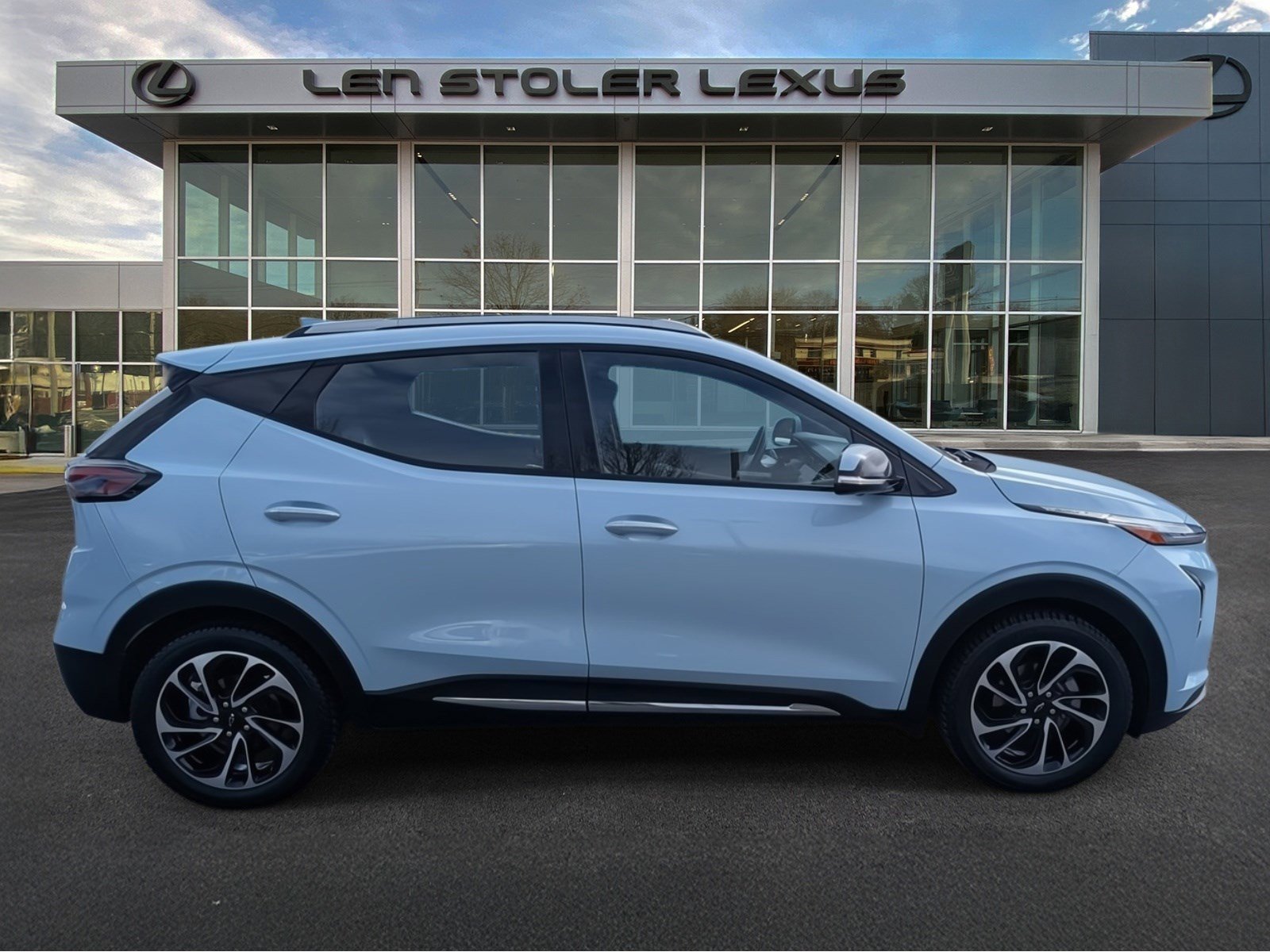 Used 2023 Chevrolet Bolt EUV Premier image 2