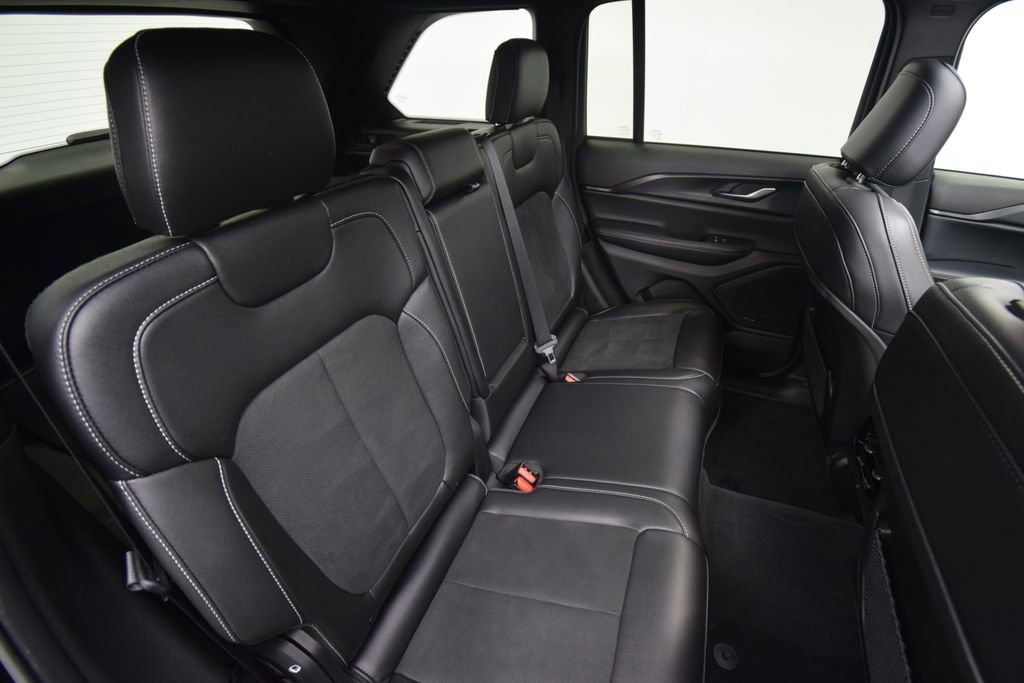 Used 2024 Jeep Grand Cherokee Altitude AWD/4WD image 18