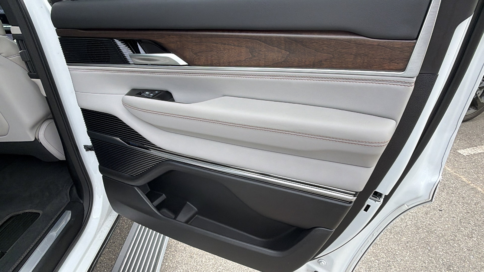 Used 2025 Jeep Grand Wagoneer 4WD image 21