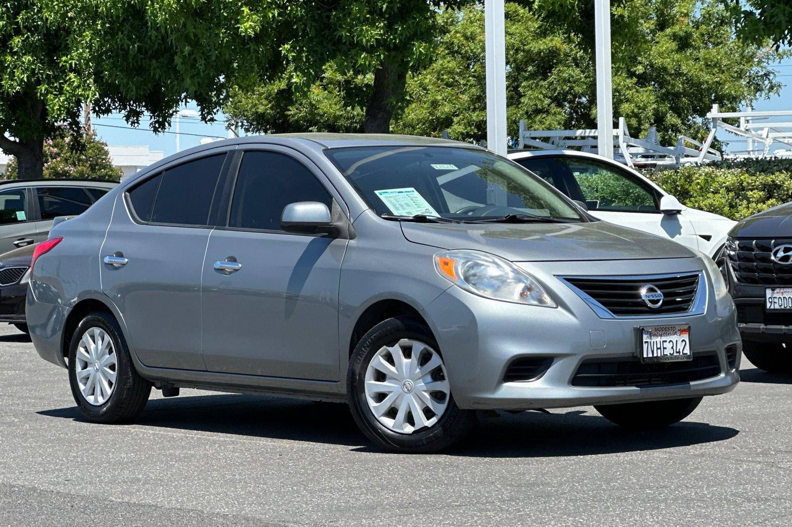 Used 2014 Nissan Versa SV FWD image 2