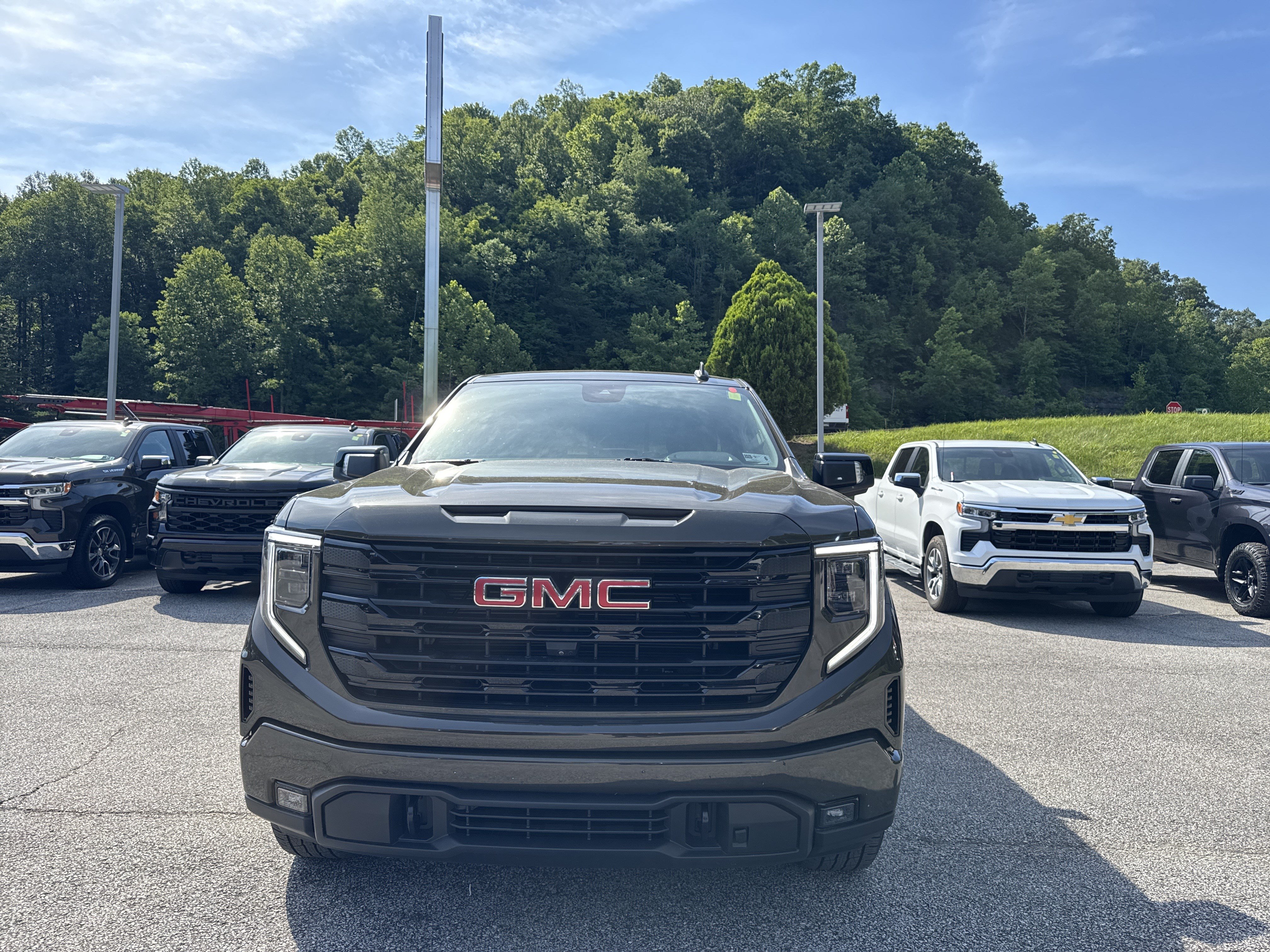 Used 2023 GMC Sierra 1500 Elevation w/ Preferred Package AWD/4WD image 3