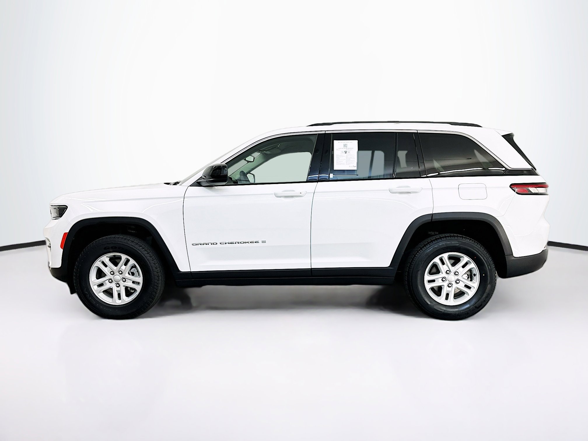 Used 2023 Jeep Grand Cherokee Laredo AWD/4WD image 4