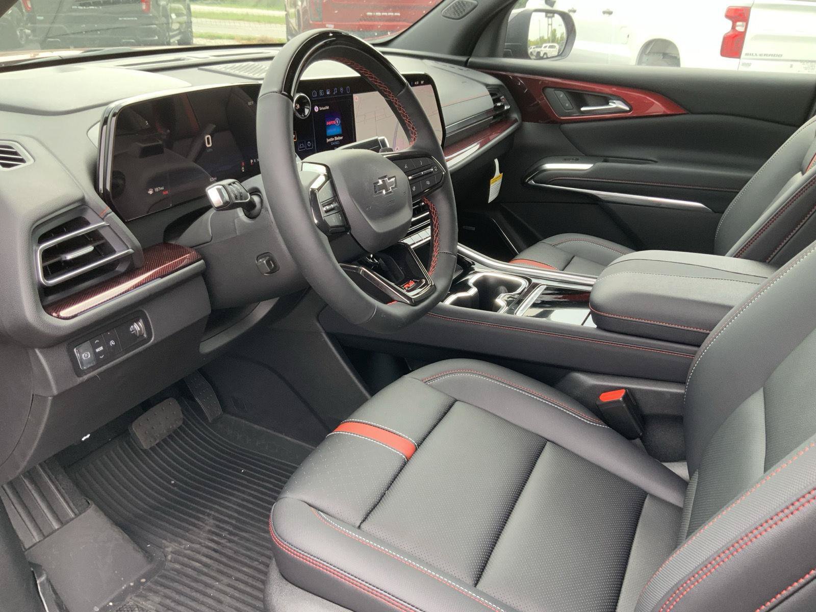 New 2026 Chevrolet Traverse RS w/ LPO, Floor Liner Package FWD image 24