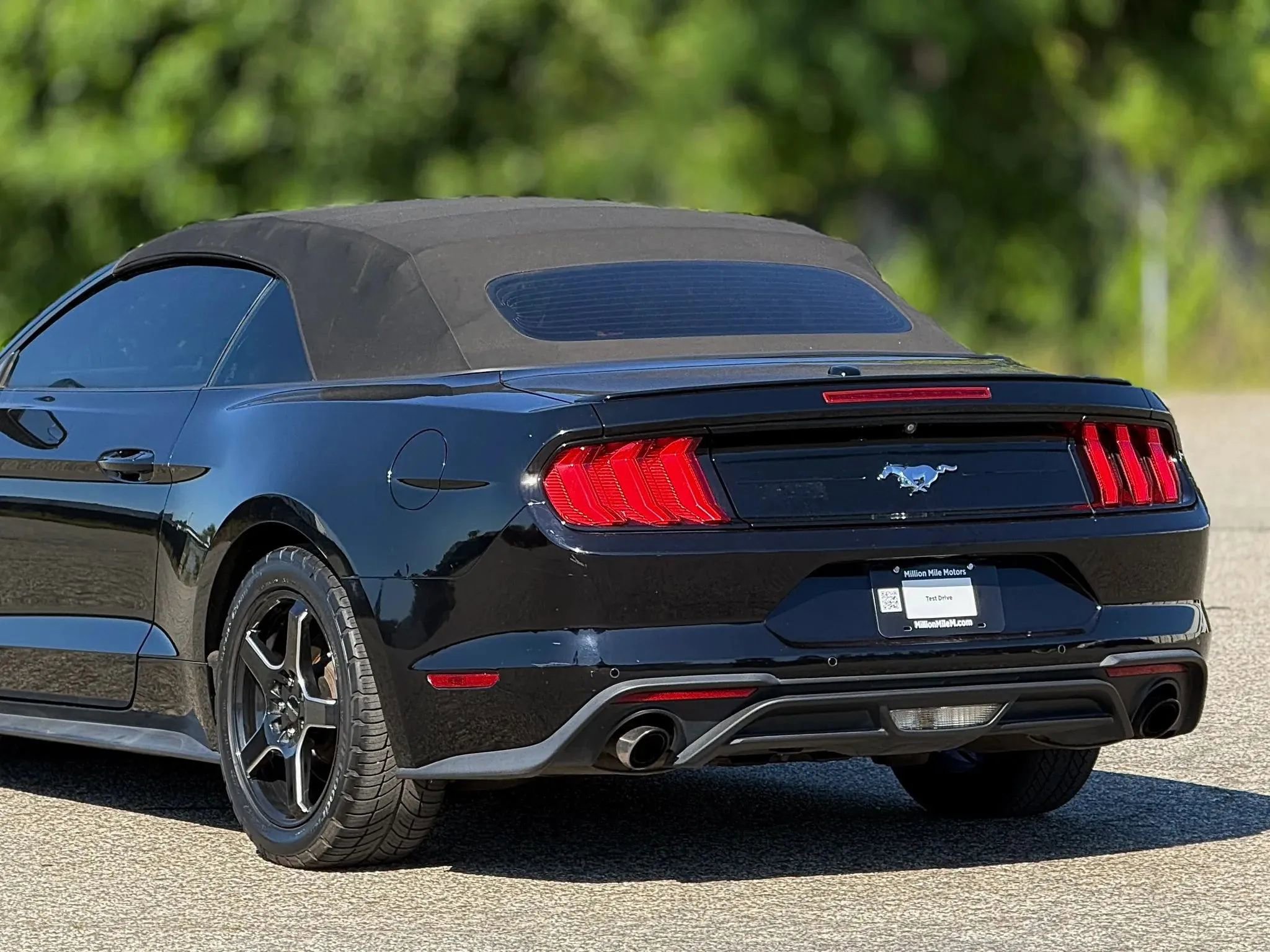 Used 2018 Ford Mustang Premium RWD image 16