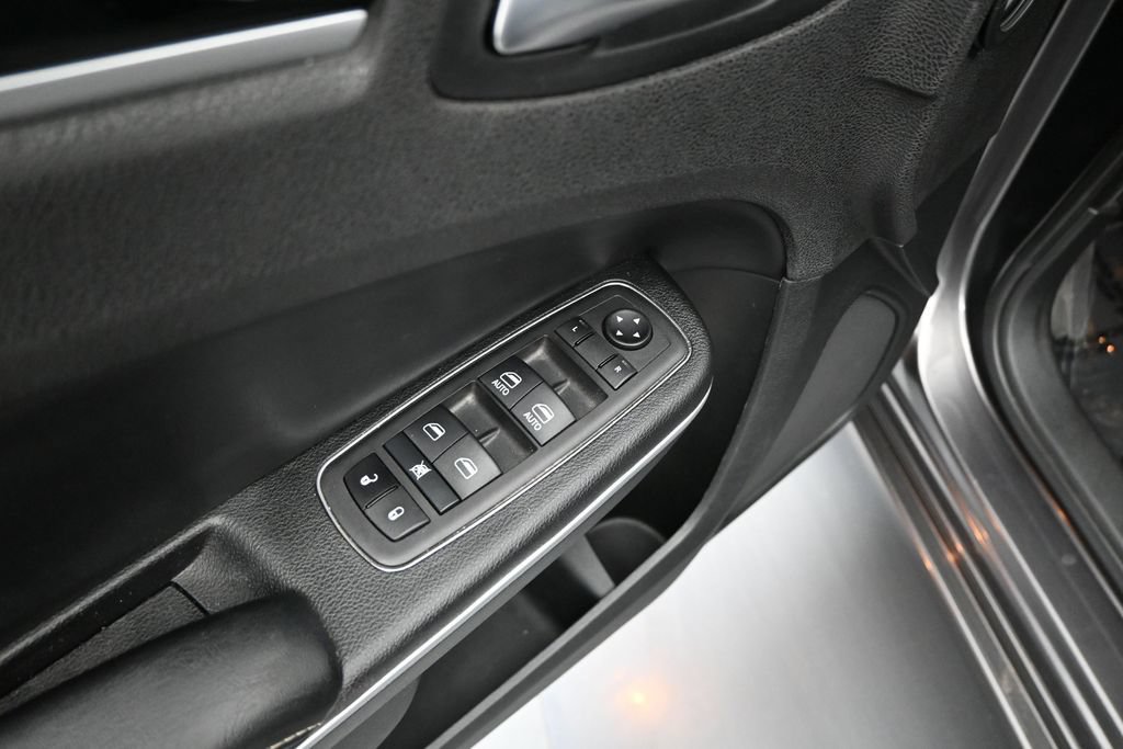 Used 2023 Chrysler 300 S RWD image 6